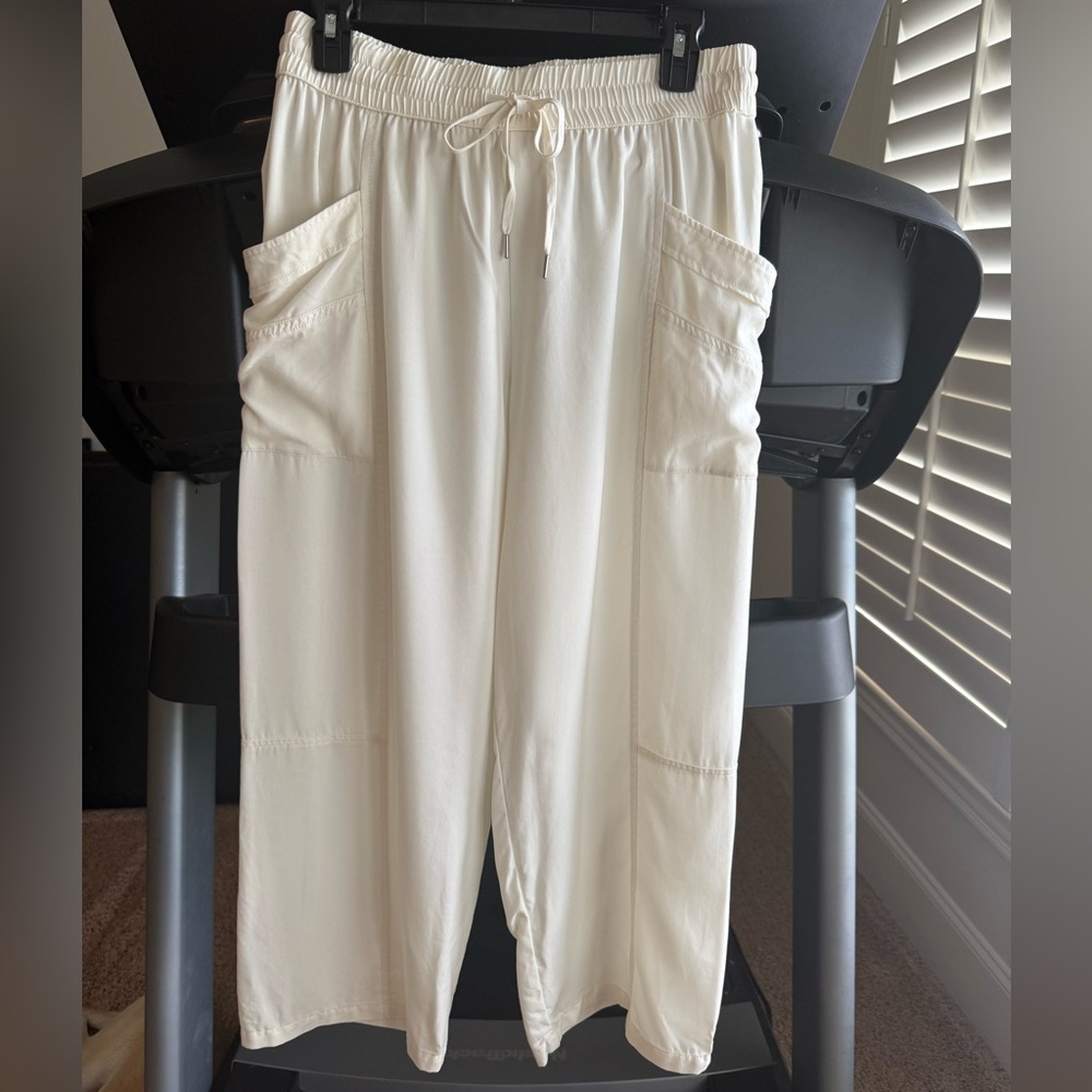 CALIA by Carrie Underwood Cream Cropped Pants